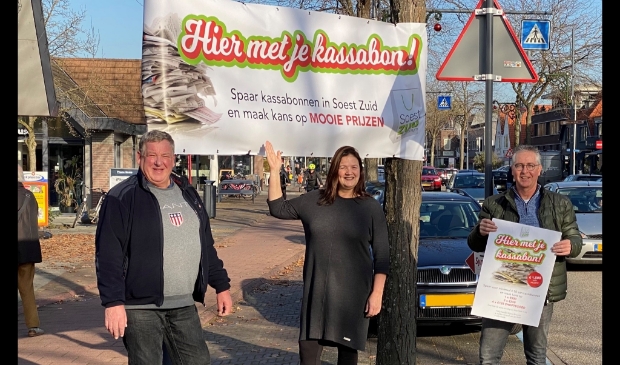 <p>Mels van Vulpen, Sophia Huttema en Wim Brouwer van Winkelcentrum Soest-Zuid pakken uit met kassabonnen.</p>
