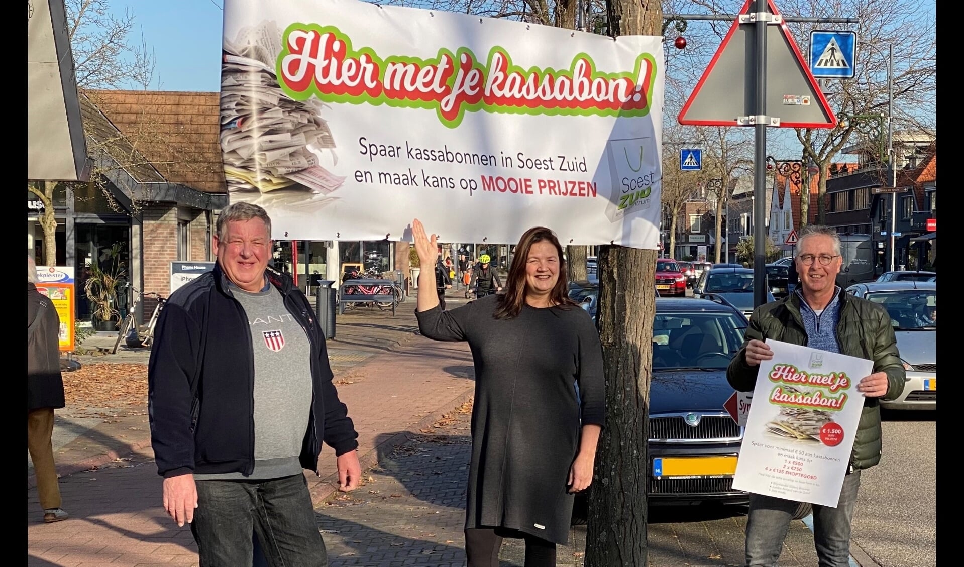 Mels van Vulpen, Sophia Huttema en Wim Brouwer van Winkelcentrum Soest-Zuid pakken uit met kassabonnen.