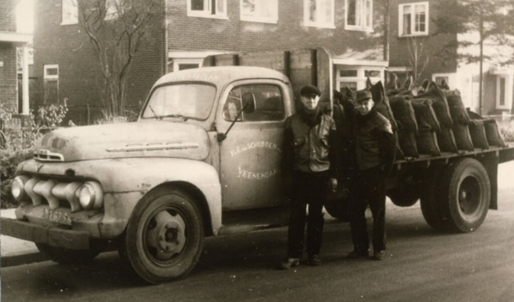 Een foto uit het nieuwe boek: Berend van de Meent (l) en Cor van Geerenstein bij de auto van Eef van Schuppen, ca 1964.