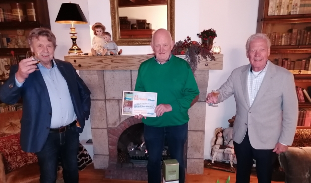 Vanaf links: Jan van Zal, Henk van Asch en Loek de Rooij proosten op het zilveren jubileum