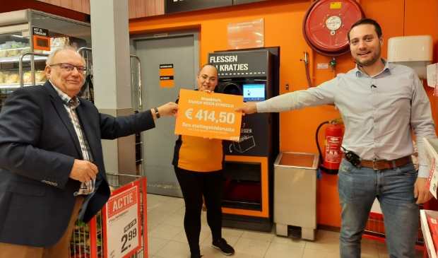 <p>Bart Bruggeman, voorzitter van Samen voor Syndion (links) neemt onder toezicht oog van Daisy, client bij Syndion en werkzaam bij Coop, de cheque in ontvangst van supermarktmanager Tim Walg.</p>