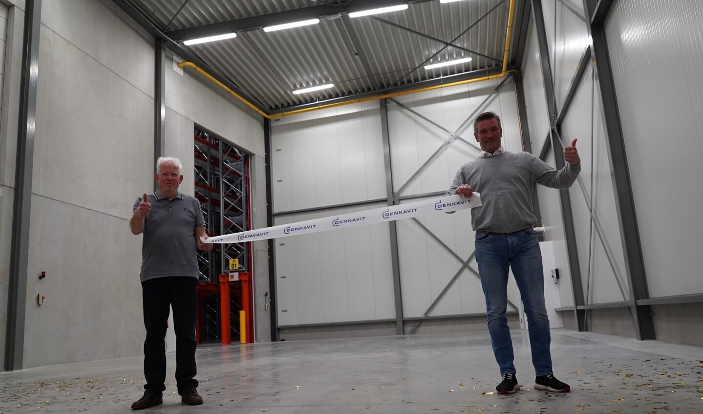 Projectleiders Wout van Veldhuizen (links) en Peter Lanfermeijer mochten het openingslint doorknippen in het nieuwe hoogbouwmagazijn van Denkavit.