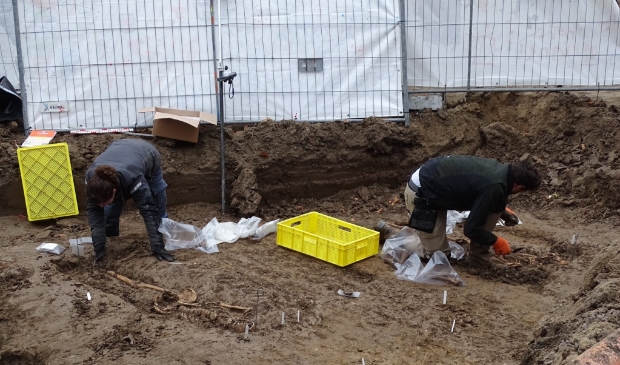 <p>De skeletten werden gevonden achter de kerk in Schelluinen</p>