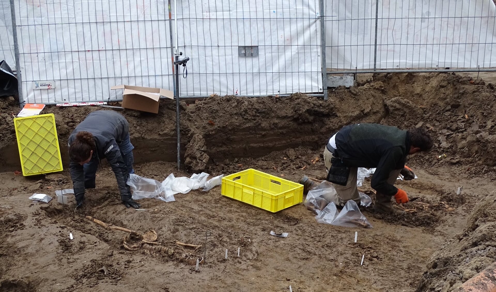 De skeletten werden gevonden achter de kerk in Schelluinen