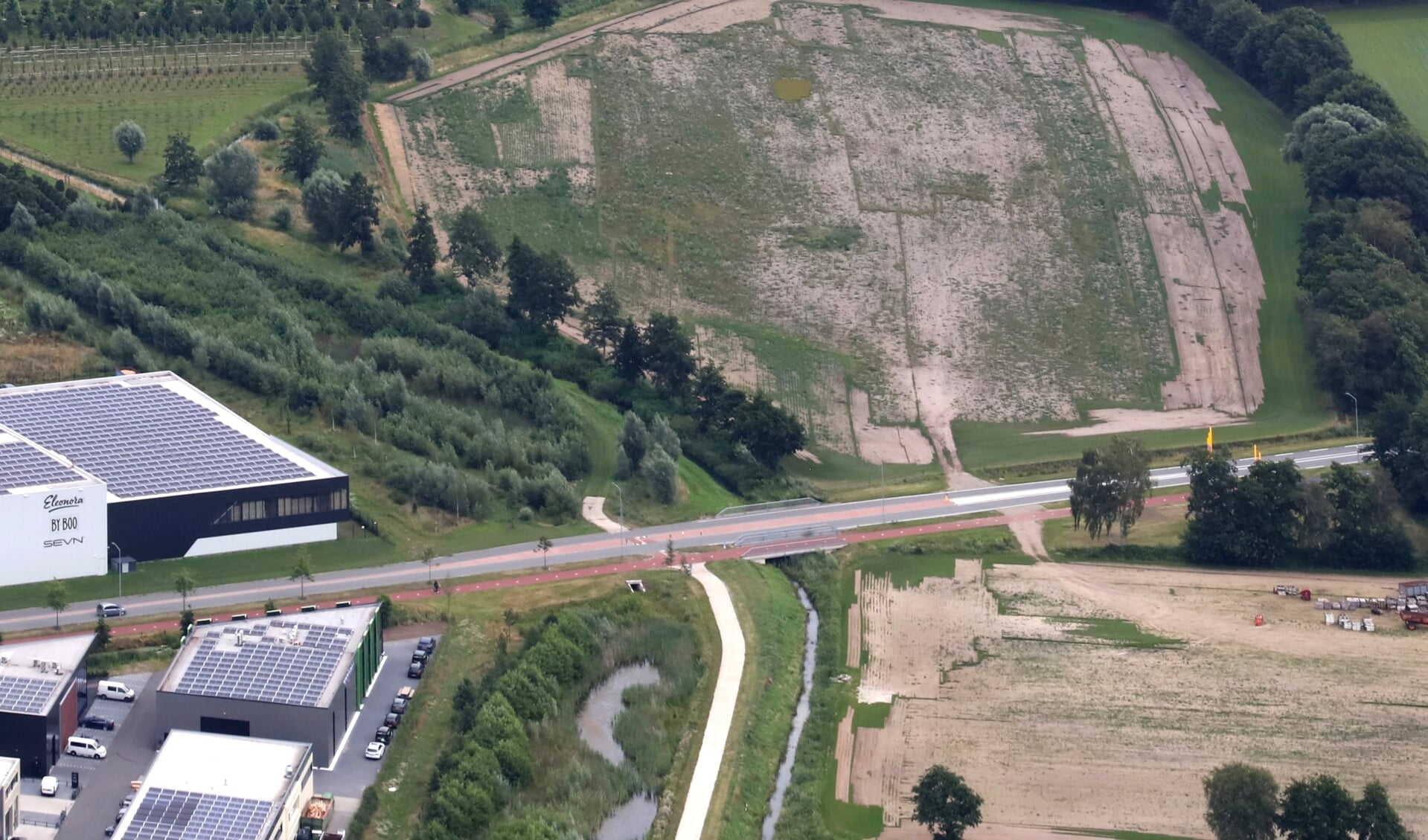 Recente luchtfoto van de nieuwe plek van fietscrossvereniging Flying Bikes, aan de Hanzeweg vlakbij bedrijventerrein Harselaar-Zuid.
