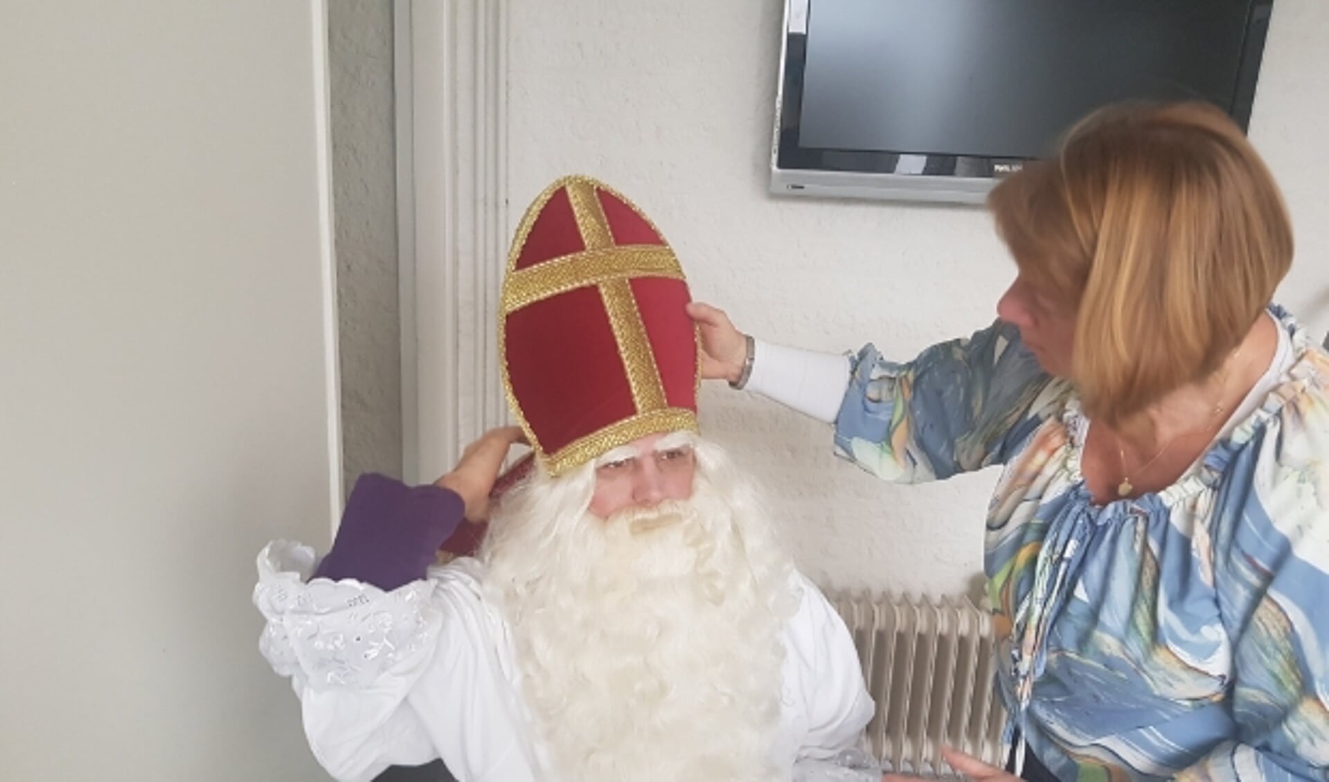 Sinterklaas wordt opgemaakt voor de opname van het Sinterklaasjournaal op RTV Rijnstreek. (foto: Kees Stap)