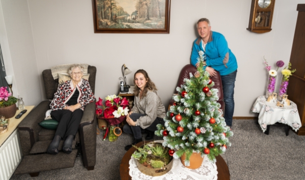 <p>Jacoba van de Bunt geniet samen met haar kleindochter Maartje van de kerstboom en andere kerstspullen die de Barneveldse Intratuin haar cadeau deed.</p>