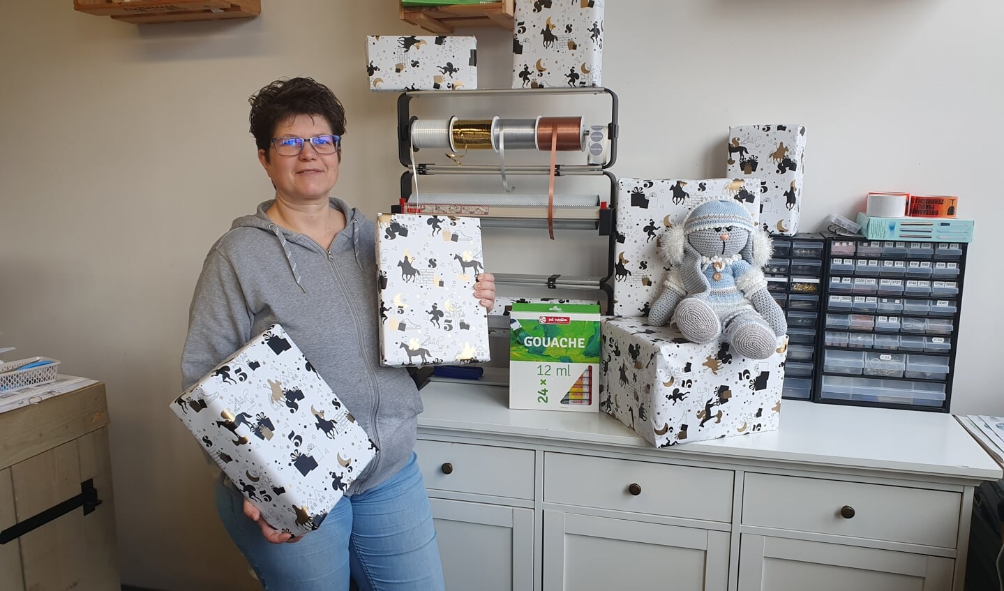 Marian met de eerste ingepakte cadeautjes