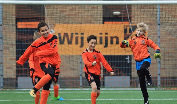 <p>Voetballen op zaterdagochtend in coronatijd is bij TOV mogelijk voor alle Baarnse jeugd tot en met 13 jaar. </p>