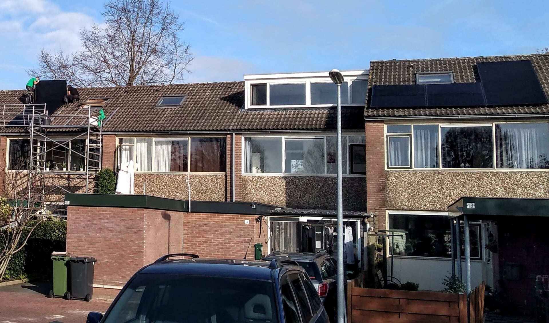 Op het dak van een woning aan 't Valkhof in Barneveld worden zonnepanelen geplaatst.