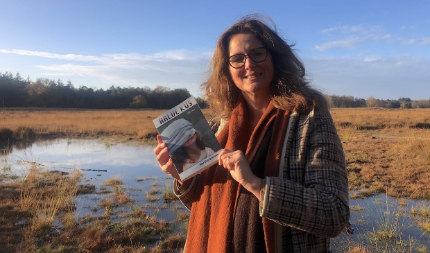Mariëlle Boersen met haar boek 'Halve Kus