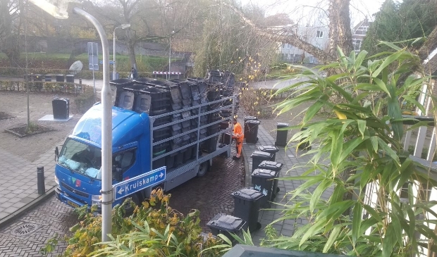 Het nieuwe inzamelpunt voor restafval is klaar voor gebruik, de oude kliko's worden ingeladen.