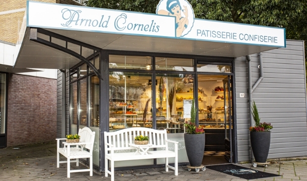 <p>De winkel van Arnold Cornelis aan de Van der Hooplaan.</p>