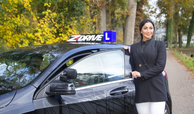 <p>Eigenaresse Celia Yildirim geeft rijles op een ontspannen maar betrouwbare manier.</p>