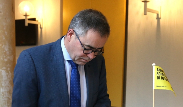 Ook de Haarlemse burgemeester Jos Wienen deed vorig jaar mee aan Write for Right. Ondanks 'corona' hoopt de organisatie ook dit jaar op een 'lawine aan brieven en kaarten'.