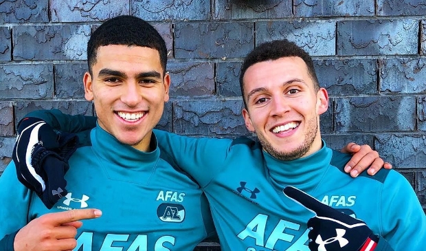 <p>Zakaria Aboukhlal (links) met voormalig teamgenoot Oussama Idrissi, die nu bij Sevilla speelt.</p>