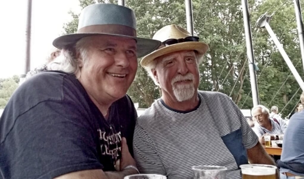 Jaap Meurs, rechts op de foto, samen met zijn grote bluesvriend Ben van der Swaluw.