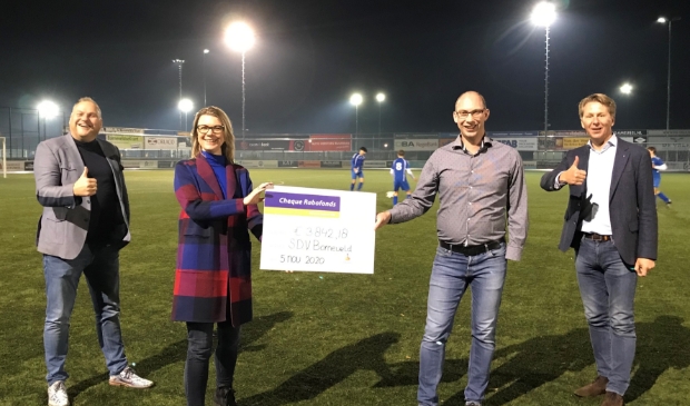 <p>Voetbalclub SDVB kreeg de meeste stemmen bij Rabo ClubSupport. Van links naar rechts Wicha Benus, Ester Ganzevles, Tonny van de Braak en Marcel Wijnen.</p>