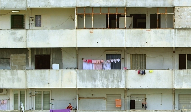 <p>Hans Wilschut filmde voor 'La Nave' in de Napolitaanse flatwijk Scampia.</p>