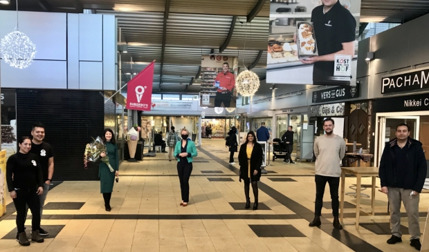 <p>Wethouder EZ Floor Gordon, voorzitter van Bedrijveninvesteringszone Kostverlorenhof Atilla Meulenbelt en de eigenaren van Jenn's Boutique, Amstelveen Repair, Pachamama en MayVy. </p>