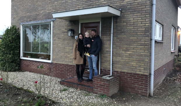 <p>Jelle, Elly en Abe Smit genieten elke dag van hun huis en tuin in hun geliefde buitengebied.</p>