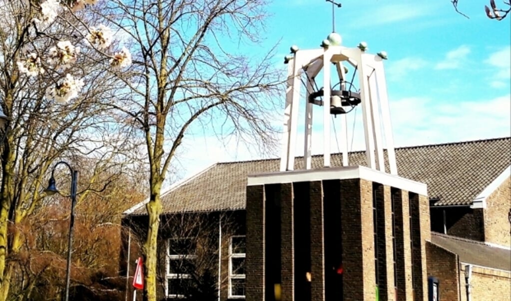 Op een mooie lentedag ziet de toren van de RK Kerk er zo uit, maar in een koude winternacht…