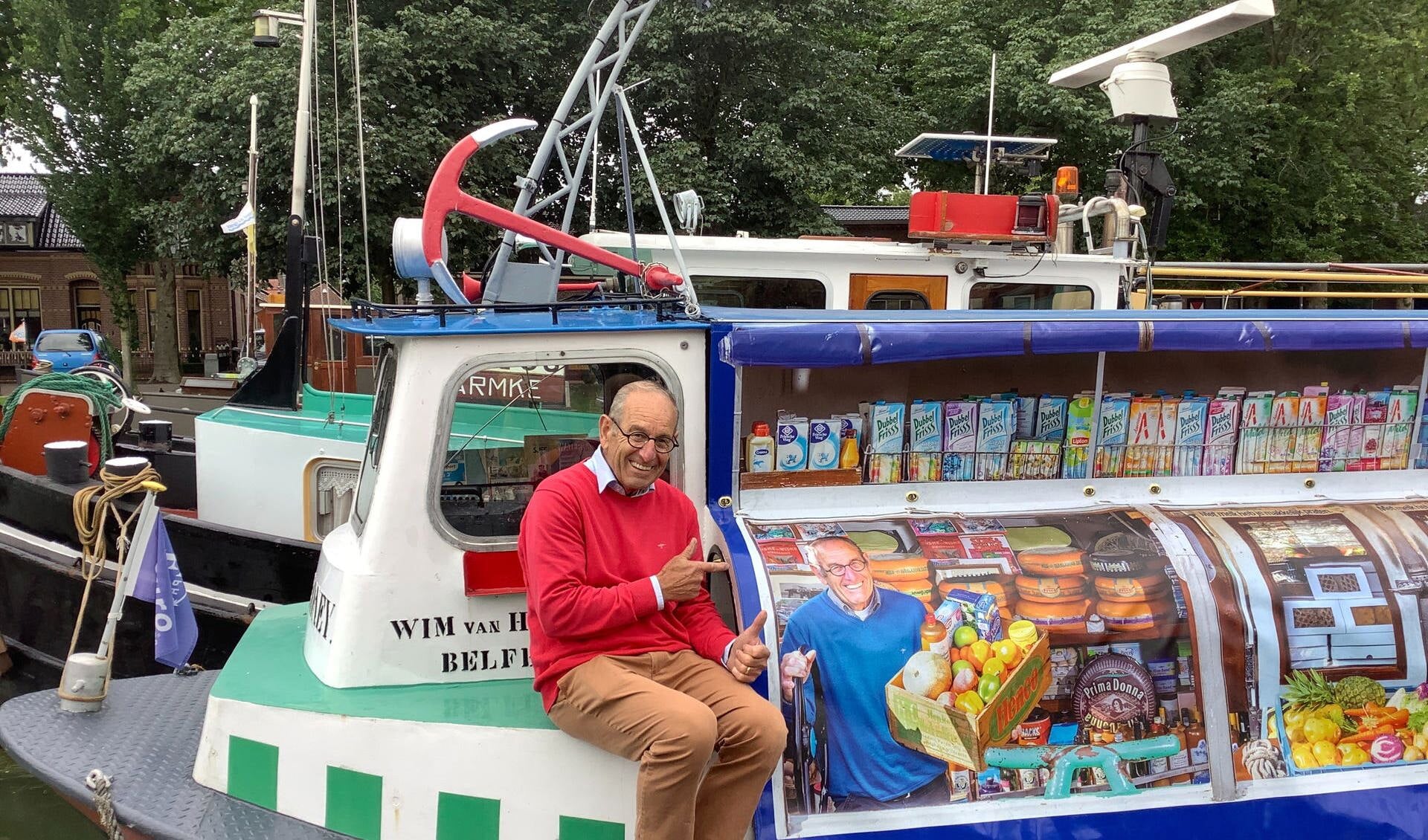 Wim van Hooren voer jarenlang met zijn boot "time is money" over de Maas om schippersgezinnen van hun dagelijkse boodschappen te voorzien. 