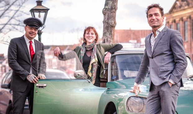 <p>Zanger Gerard Alderliefste (r) en violiste Maria Eldering staan donderdag 10 december in Het Oude Raadhuis.</p>