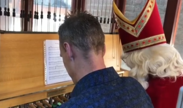 <p>Morgen strooit beiaardier Bauke Reitsma tussen 10.00 en 11.00 uur muzikale pepernoten over en rond de Brink. </p>
