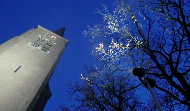 De toren van de Sint Martinuskerk in het licht