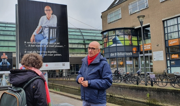 <p>Paul, bij zijn eigen portret, in gesprek met een voorbijganger</p>