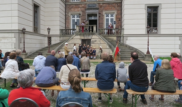 De vroegere bewoners van kasteel Beverweerd en hun verhalen, uitgebeeld door Toneelgroep BeZeT tijdens Open Monumentendag 2018