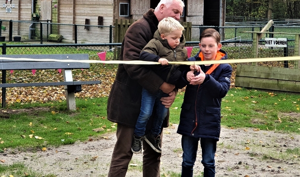 <p> Opa Paul assisteert kleinkinderen.</p>