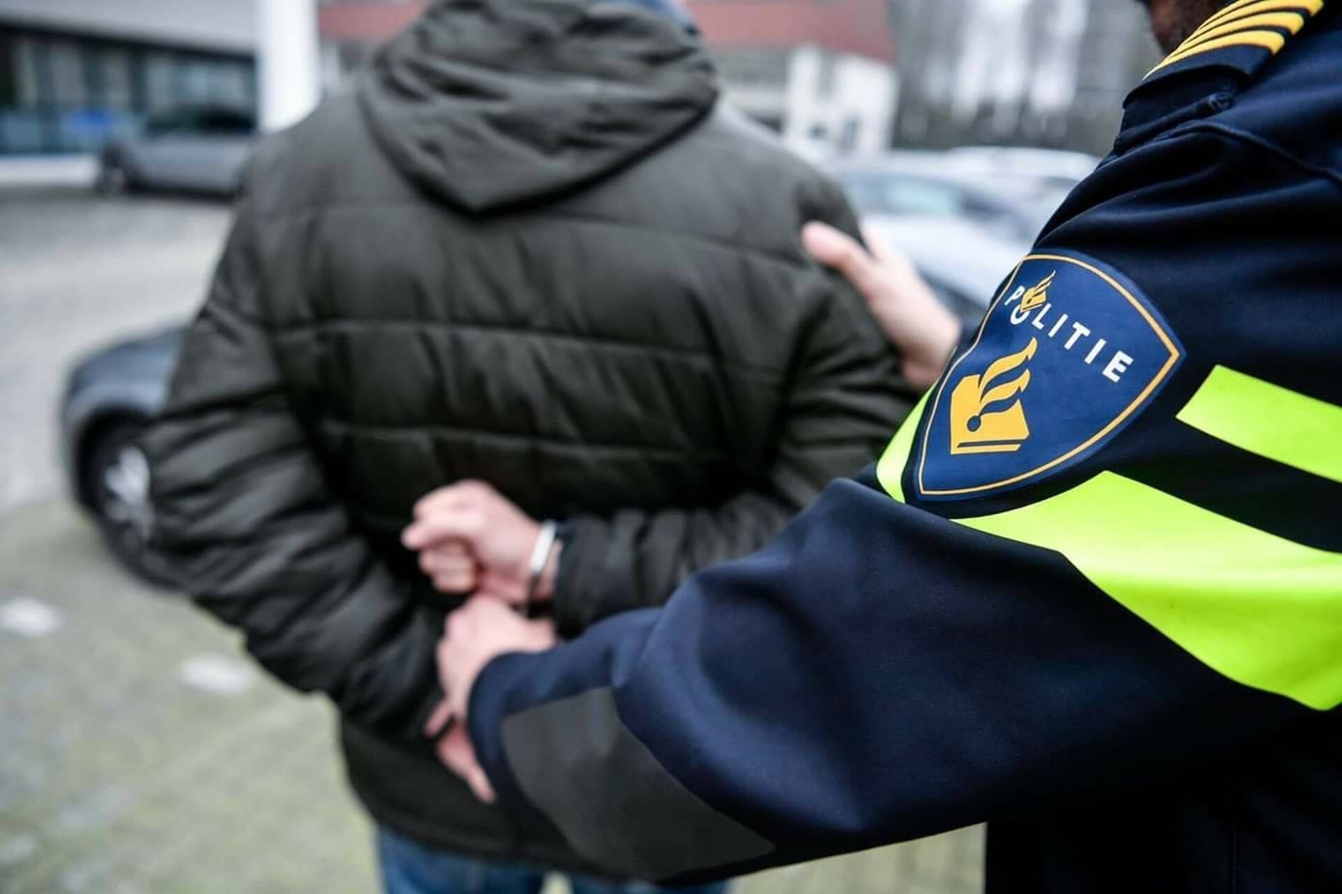 Vier mannen werden aangehouden in hun woningen in Amstelveen en Uithoorn. Een vijfde in Spanje.