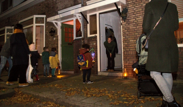 <p>In de Amsterdamsebuurt in Haarlem gingen vele kinderen langs de deuren om een liedje te zingen en snoep binnen te halen.</p>