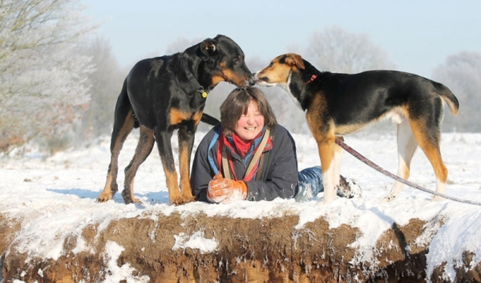 Andrea met 2 honden van haar hondenuitlaatservice