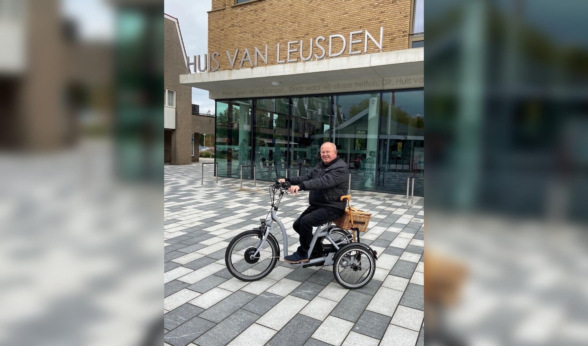 Raadslid Wim van Hell, erg blij met de fiets waarmee hij zelfstandig in Leusden op verkenning kan blijven gaan.