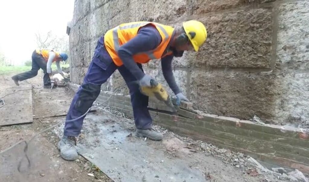 Er is een oude gevel ontdekt achter een muur bij één van de gebouwen van fort Honswijk.  