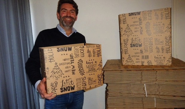 <p>Frank Visch met de Kerstdozen.</p>