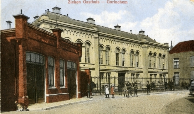 <p>Het voormalig ziekengasthuis (nr. 39) in de Haarstraat. Links op de voorgrond het ontsmettingsgebouw (nr. 37)</p>