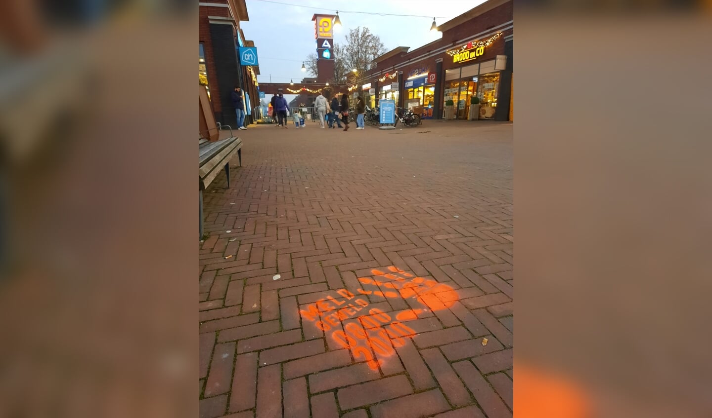 Ook op winkelcentrum Parkweide is de oranje graffiti stempel gezet.
