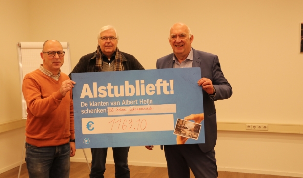 Overhandiging cheque door Gert van Eden van Albert Heijn XL