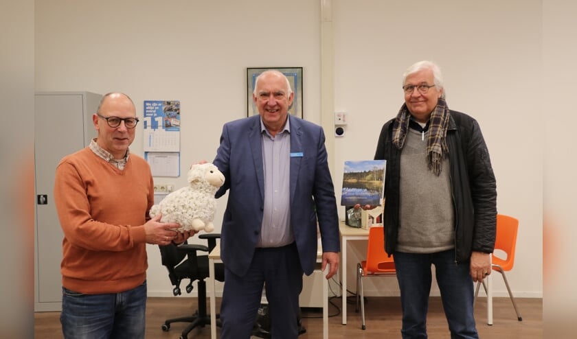 Bedankje overhandigd aan Gert van Eden door bestuursleden van de Vrienden van de Edese Schaapskudden