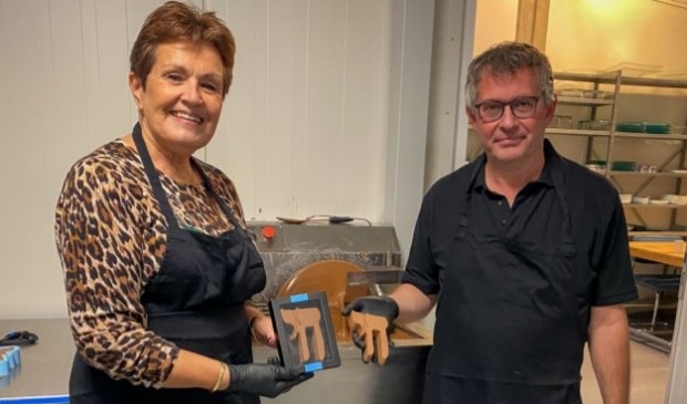 <p>Sasja Martel, directeur van het hospice en Roland Vos van Vos Kosher Catering.</p>