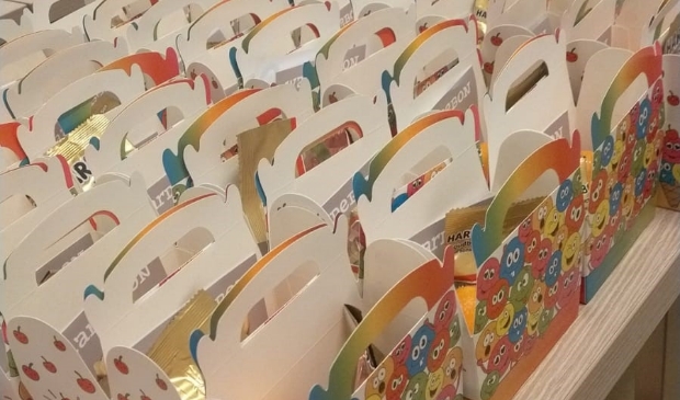 <p>De doosjes met wat lekkers voor alle kinderen van Het Kompas.</p>