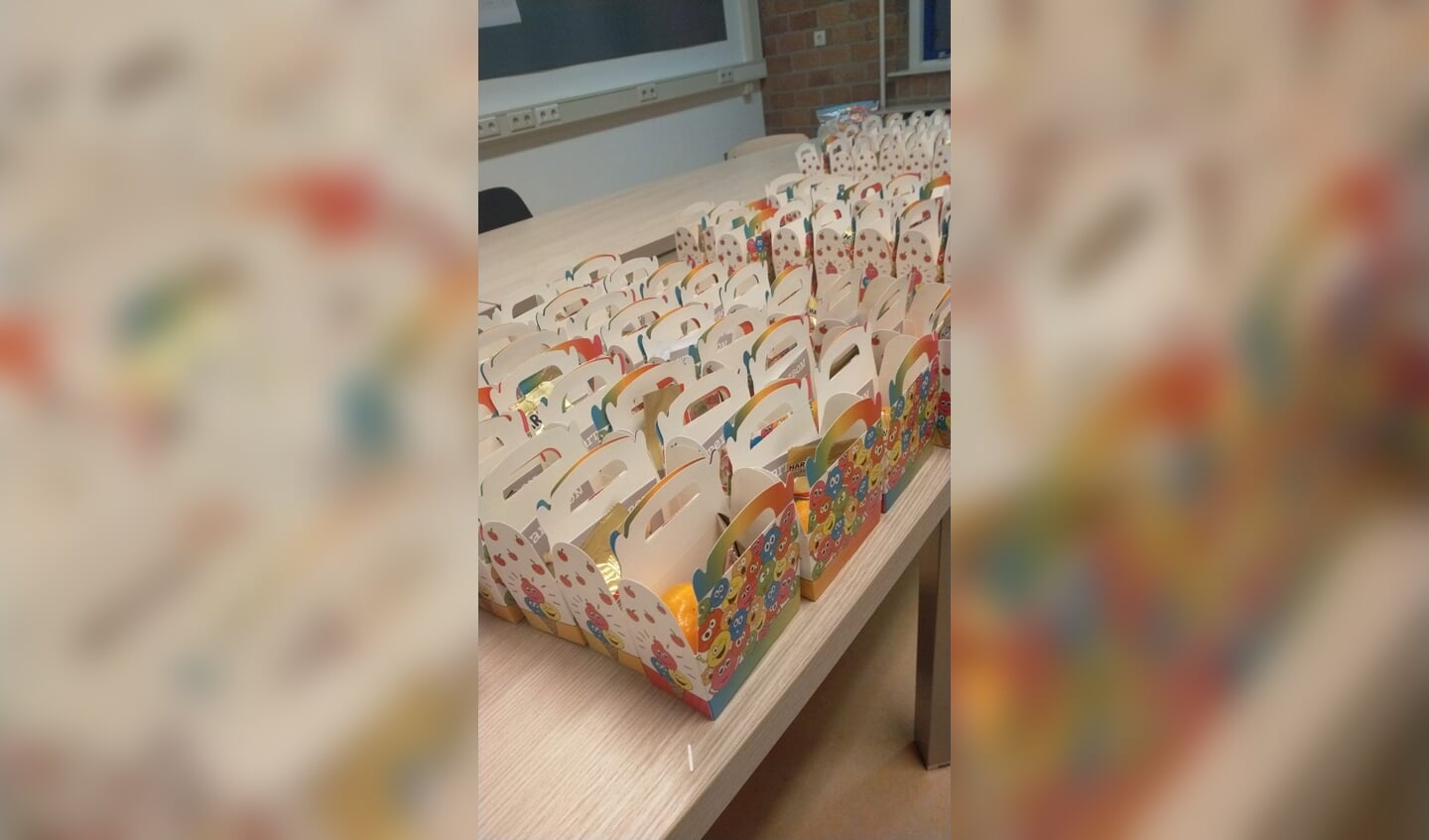 De doosjes met wat lekkers voor alle kinderen van Het Kompas.