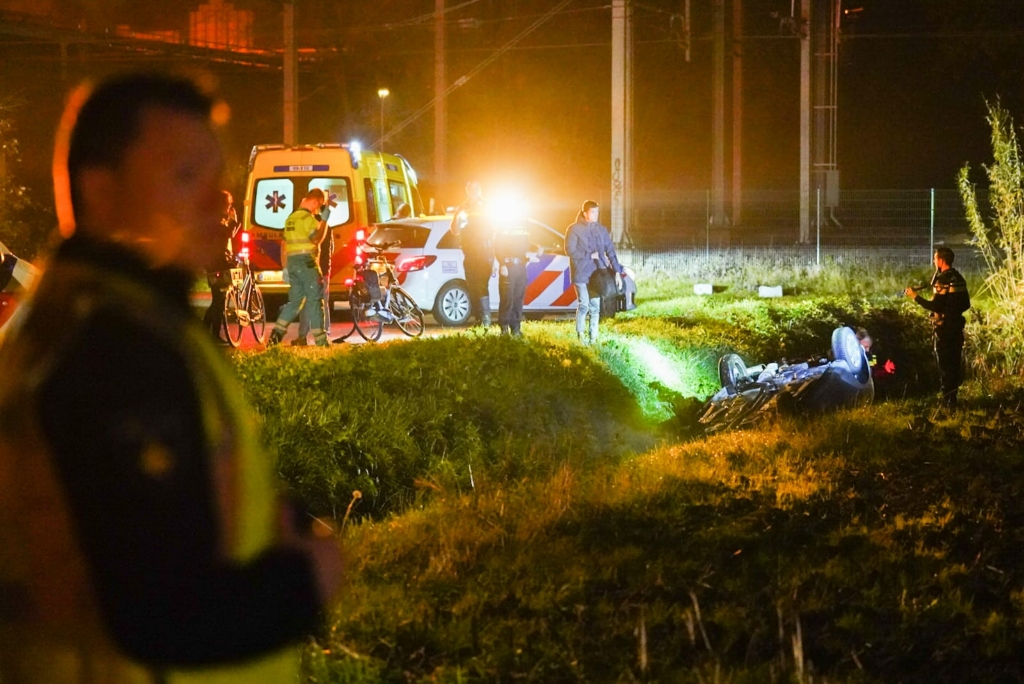 Auto belandt op kop in sloot in Houten, twee inzittenden gered