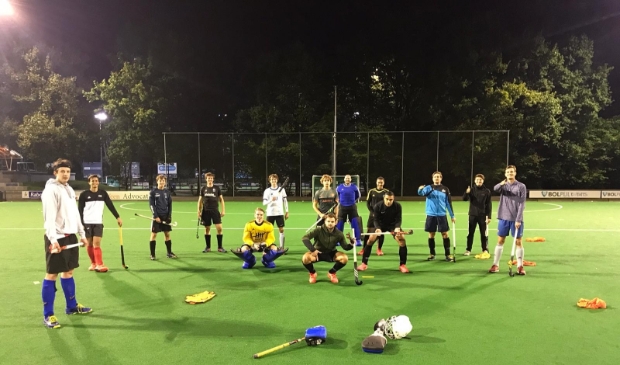 <p>Stijn Draaijer, rechtsvoor met blauwe broek, samen met zijn teamgenoten ziet een mogelijke promotiedroom uiteenspatten. .</p>