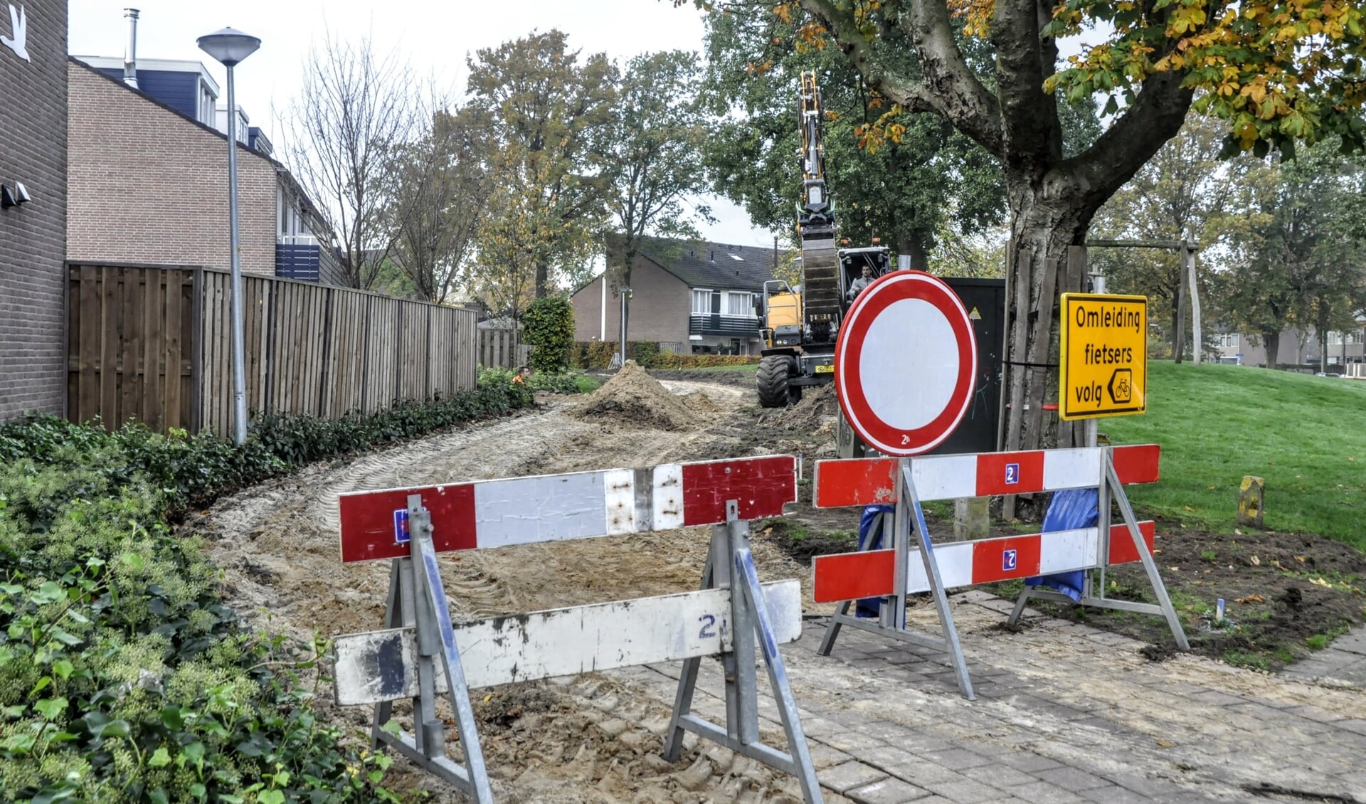 Afgelopen jaar werden meerdere wegen en fietspaden aangepakt of vernieuwd, zoals op deze foto het fietspad tussen Valkhof en de Barneveldse Beek, ter hoogte van de Slotstraat.