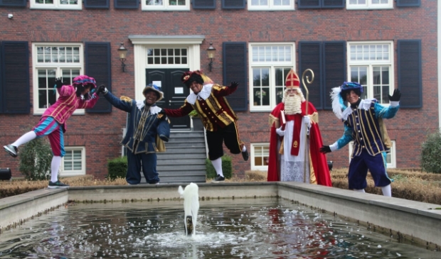 Sint en zijn Pieten bij hun huis